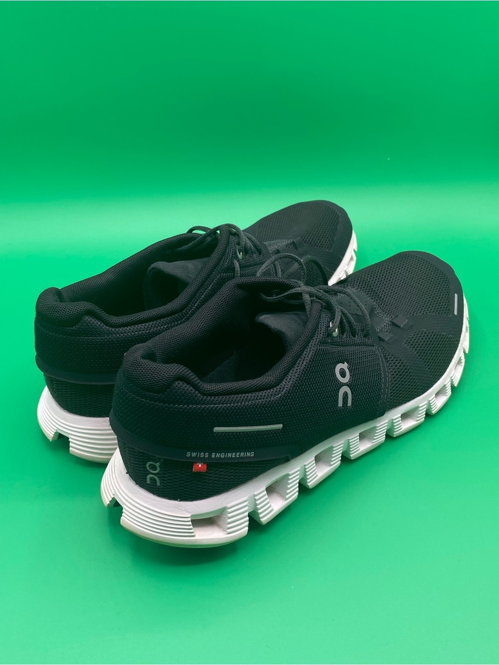 On Running Cloud 5 sneakers in black and white - Picture 2 of 4